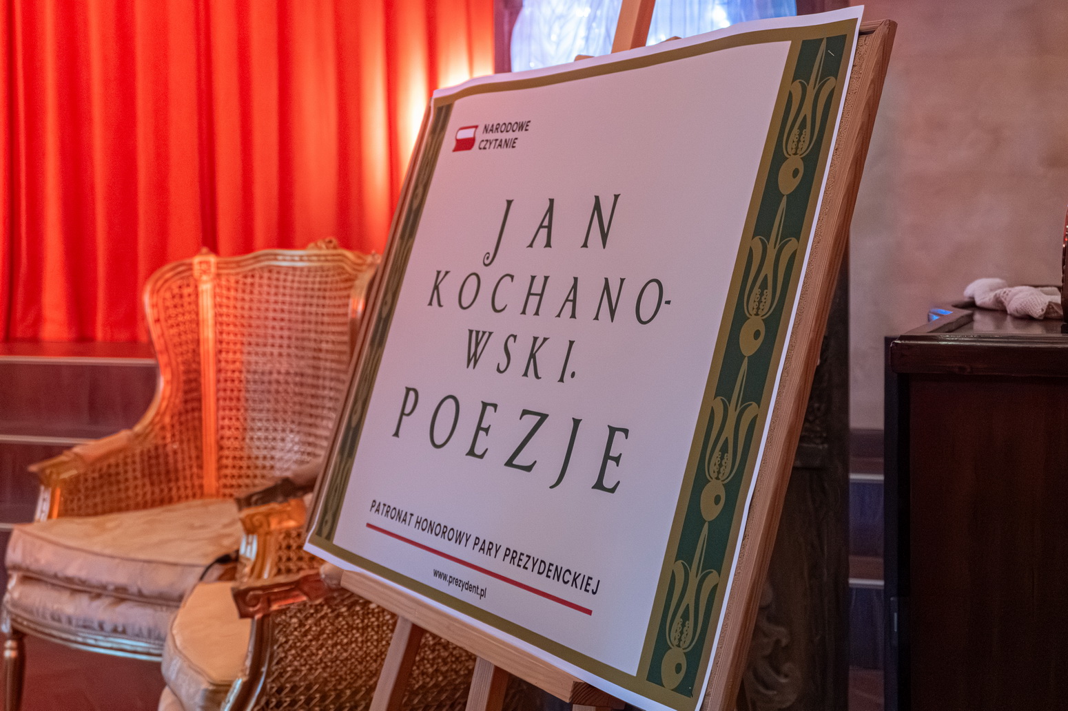 Zdjęcie 06.11.2025 Czytanie Narodowe-20b9676542-db1e-4f64-a8c5-add6a553d21f.jpg w galerii Narodowe Czytanie poezji Jana Kochanowskiego A. D. 2025